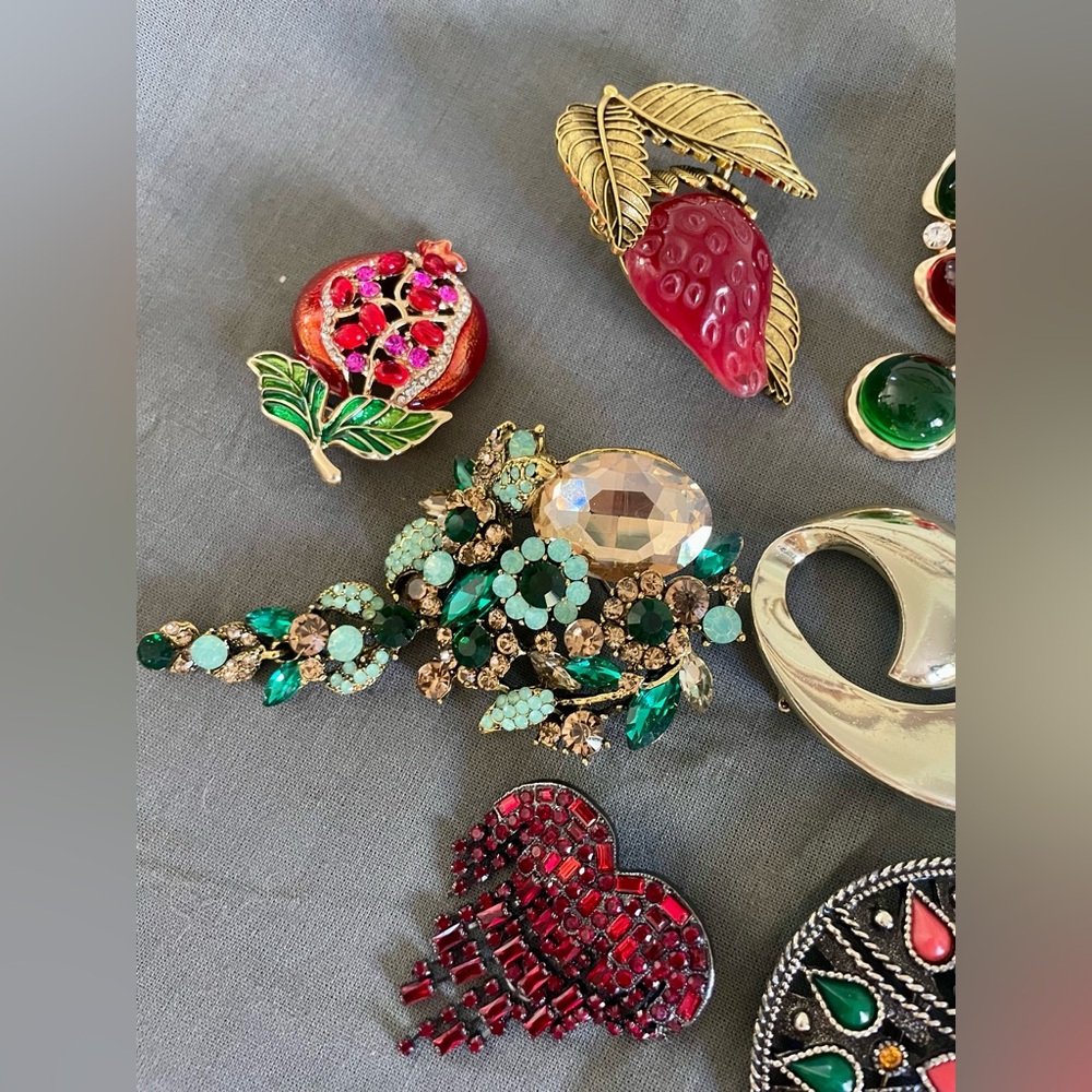 Vintage & Modern Brooch Collection, Gold, Reds,Greens, some stamped, 9 - Picture 7 of 11